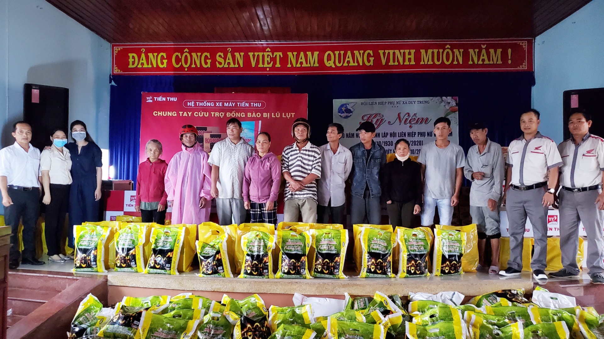 Tiến Thu Chung Tay Cùng Đồng Bào Bị Ảnh Hưởng Lũ Lụt Tại Khu Vực Quảng Nam