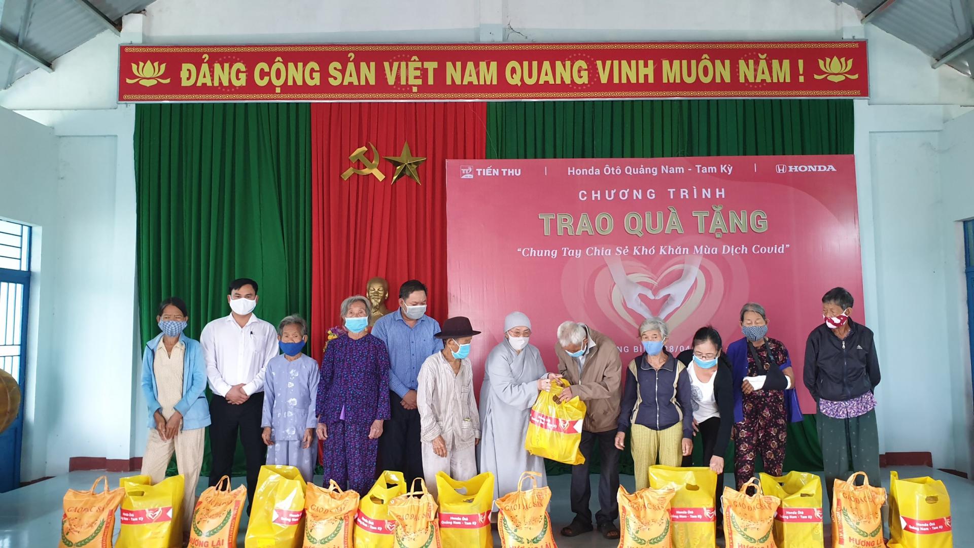 CHƯƠNG TRÌNH TRAO QUÀ: CHUNG TAY CHIA SẺ KHÓ KHĂN MÙA DỊCH COVID 19