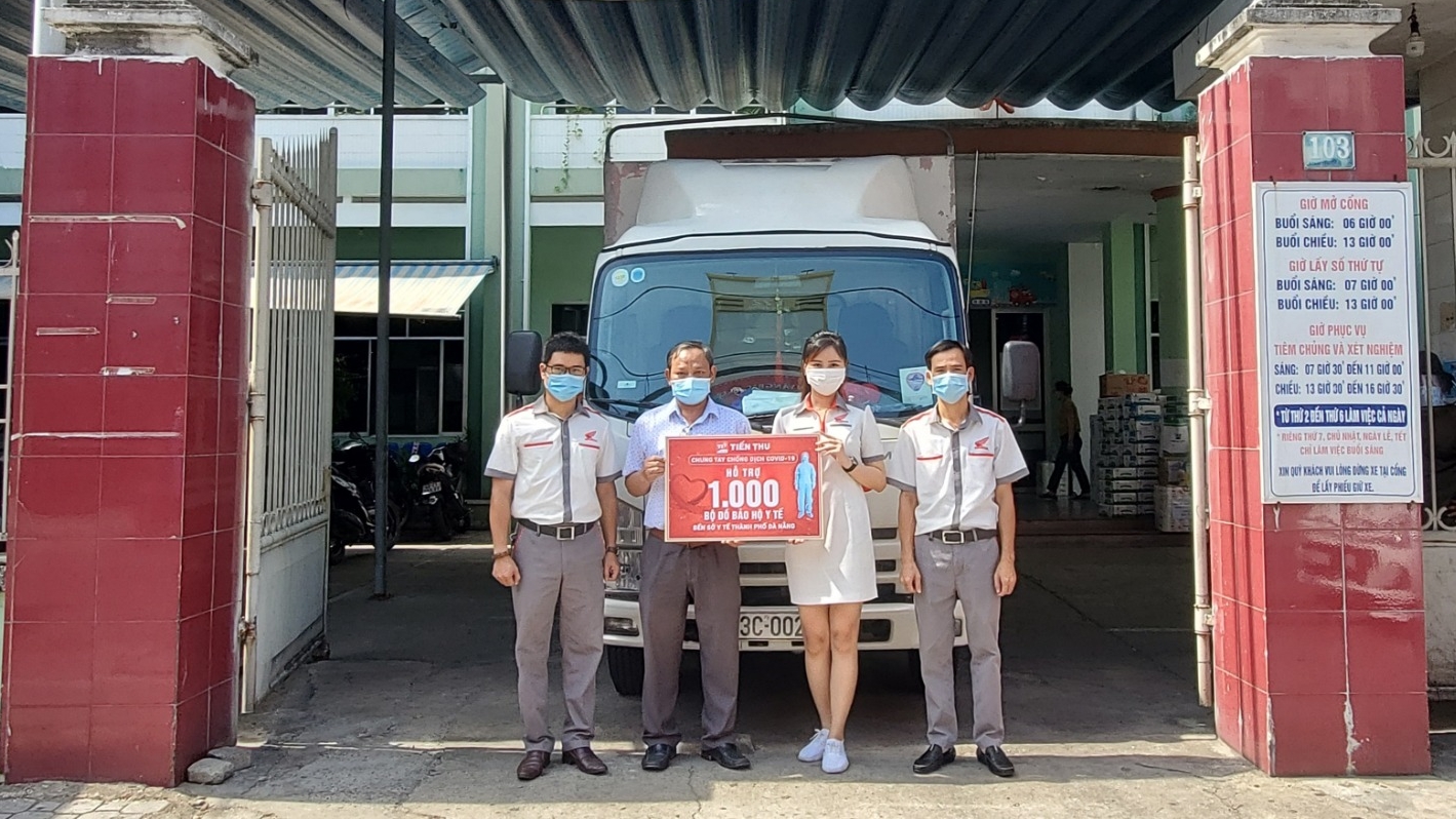 Trao Tặng 1000 Bộ Đồ Bảo Hộ Y Tế và 10 Thùng Nước Sát Khuẩn Cho Sở Y Tế TP. Đà Nẵng